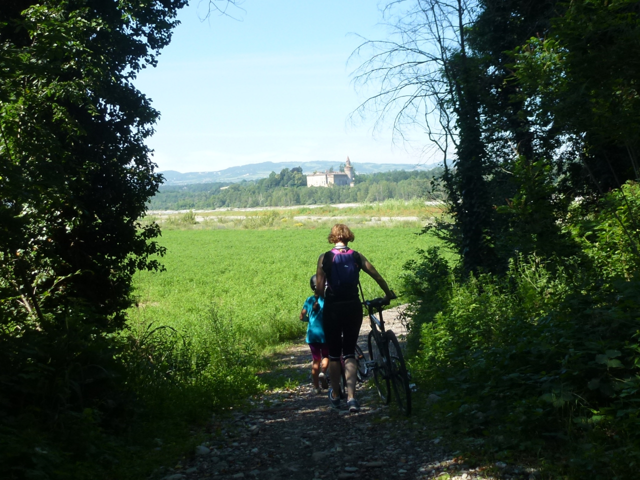 Vista sul Castello di Rivalta. Noleggio biciclette Ciclovia del Trebbia vicino a Rivergaro