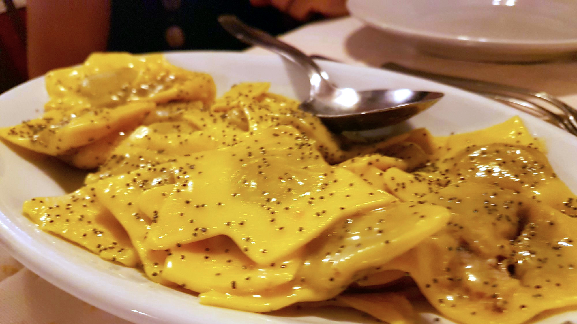 Tortelli radicchio e semi di papavero